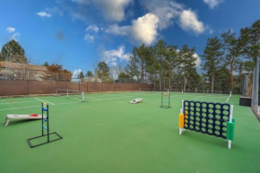Pickleball Palace Courts & Games & Hot Tub & BBQ